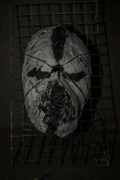 Masque effrayant accroché au mur dans une maison abandonnée . — Photo