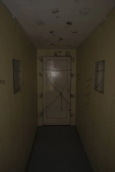 Terrible puerta cerrada cadenas en una casa abandonada . —  Fotos de Stock