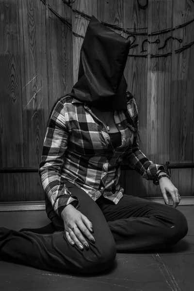 Chica esposada a una pipa en la guarida de un maníaco . —  Fotos de Stock
