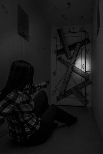 La fille dans le couloir sombre avant la dernière porte arraisonnée . — Photo