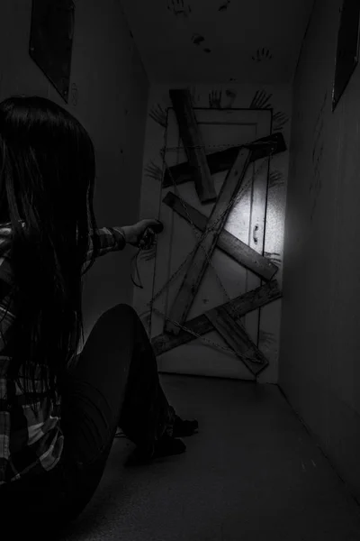 La chica en el pasillo oscuro antes de la última puerta tapiada . —  Fotos de Stock