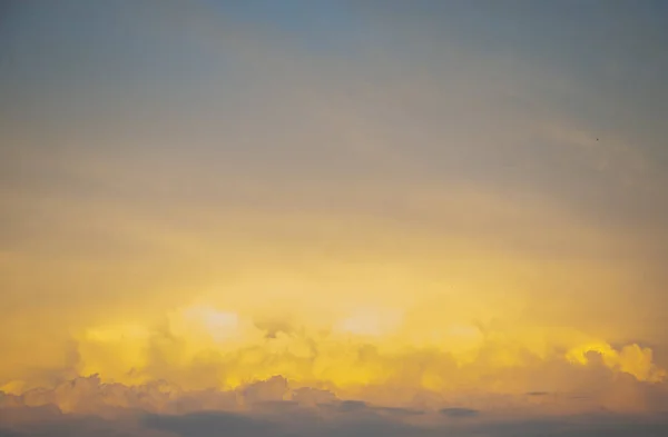 Le ciel est peint dans des tons jaune-orange vif . — Photo