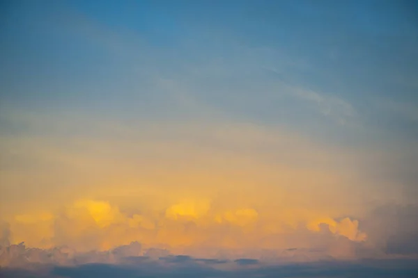 Langit dicat dengan nuansa kuning-oranye terang . — Stok Foto