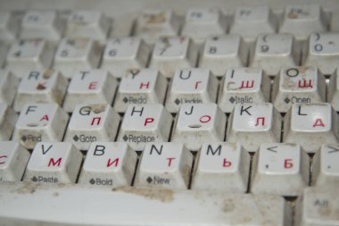 Klavye çok özensiz kişidir.