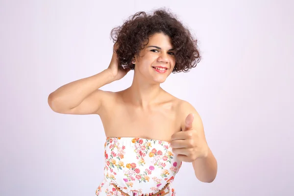 Χαμογελώντας Λατινική κορίτσι με τέλειο υγιές δέρμα είναι απολαμβάνοντας τα μαλλιά του καλά-καλλωπισμένο — Φωτογραφία Αρχείου