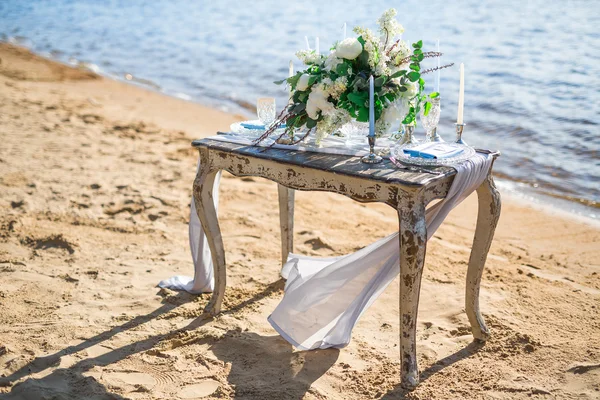 Beautifully decorated table for a romantic dinner by the sea — Stock Photo, Image