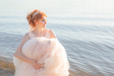 fark su bir sandalyede oturan gelin elbise ve gün batımını izlemek