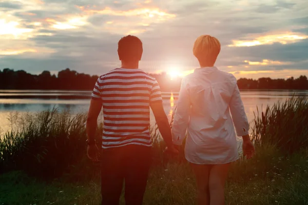 Junges verliebtes Paar, attraktiver Mann und Frau genießen romantischen Abend am Strand — Stockfoto