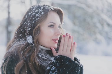 genç güzel esmer kız elleri soğuk sıcak