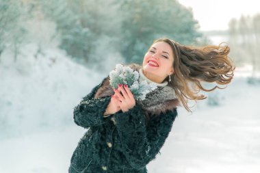 hafif bir arka plan üzerinde ormanda çam dalları ile kız