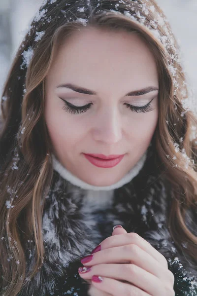 Mladá krásná brunetka hřeje ruce v zimě — Stock fotografie