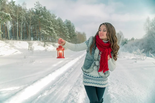 Piękna młoda brunetka Kobieta w szalik trzyma czerwony Christmas Latarnia ze świecą — Zdjęcie stockowe