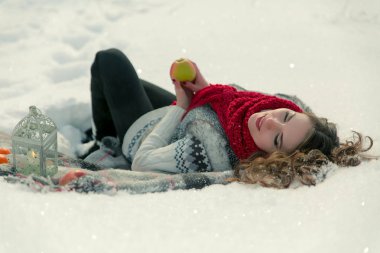 Güzel, sevimli, mutlu, ışık, bir battaniye var Kışın karda yalan kız.