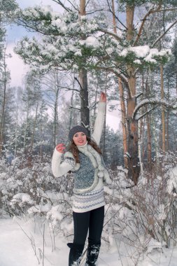 Genç güzel gülümseyen kadın hava kar kış tatil atma