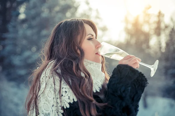 Portret van een mooie vrouw die houdt van een glas champagne — Stockfoto