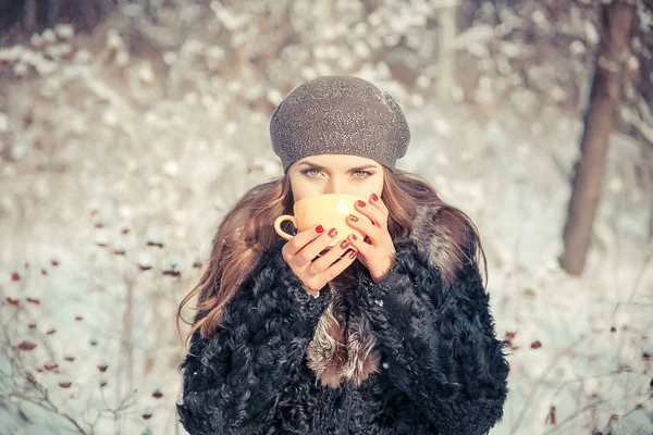 겨울에 야외에서 차 컵을 들고 젊은 여자 — 스톡 사진
