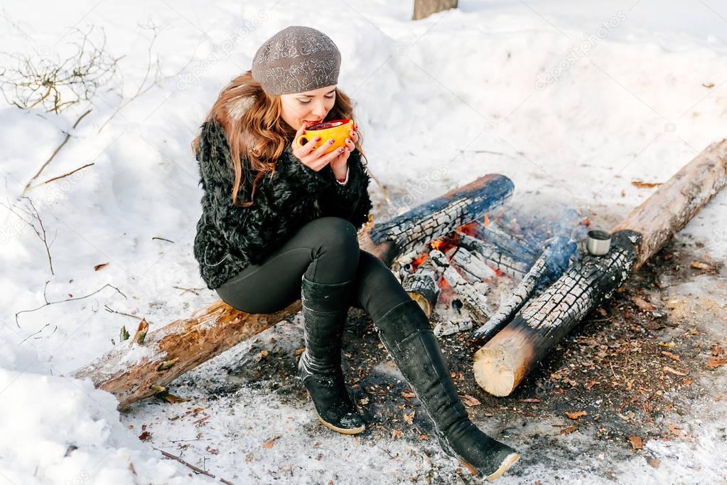 девушки сидят на снегу. девушки сидят на снегу. девушка зима. девушки сидят на снегу. винтер сноу.