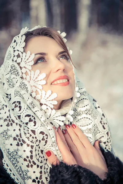 Biddende vrouw in Lacy schoudermantel in de winter. Sprookje meisje in een winterlandschap. Kerst. — Stockfoto