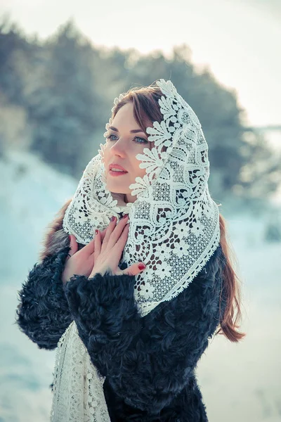 Betende Frau in Spitzenmuster im Winter. Märchenmädchen in einer Winterlandschaft. Weihnachten. — Stockfoto