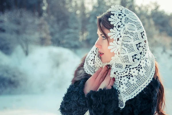 Femme priante en dentelle en hiver. Fée fille de conte dans un paysage d'hiver. Noël . — Photo