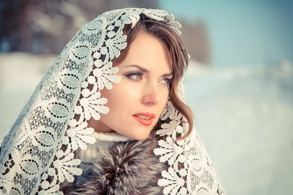 Mulher em Lacy Tippet no inverno. Menina conto de fadas em uma paisagem de inverno. Natal. . — Fotografia de Stock