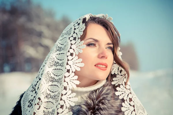 Femme en dentelle en hiver. Fée fille de conte dans un paysage d'hiver. Noël . — Photo