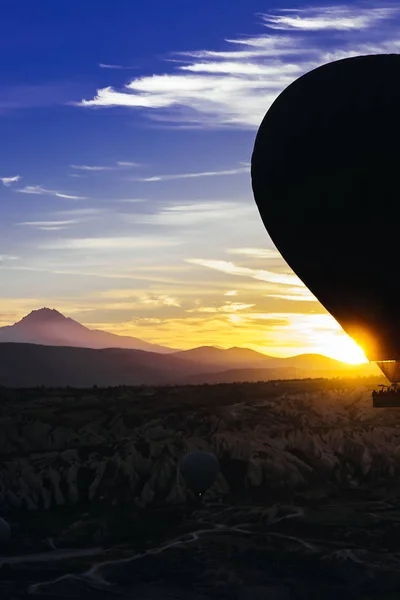 Vertical photo of the flight of the balloon over the mountains at dawn in Turkey. — Stock Photo, Image