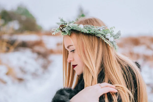 Retrato de la chica en una corona de agujas de pino con su largo cabello rubio es el bosque. Efecto retro foto, grano —  Fotos de Stock