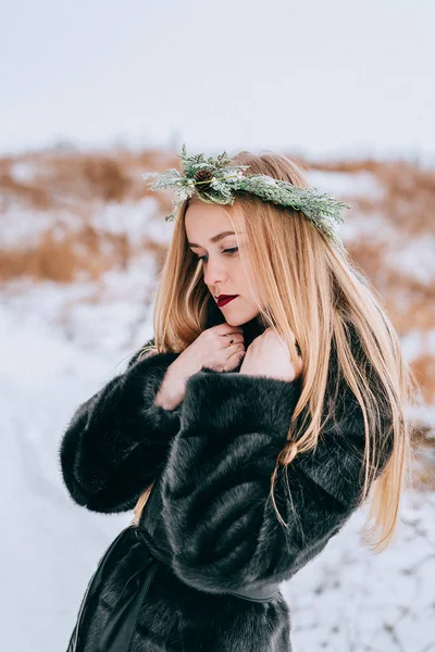 Προσωπογραφία του κοριτσιού σε ένα στεφάνι με πευκοβελόνας με μακριά ξανθά μαλλιά τους είναι το δάσος. Εφέ ρετρό φωτογραφία, σιτάρι — Φωτογραφία Αρχείου