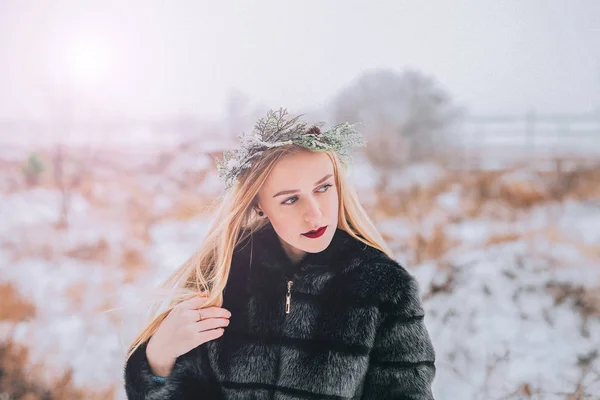 Portretul fetei într-o coroană de ace de pin cu părul lor blond lung este pădurea. Efect fotografie retro, cereale — Fotografie, imagine de stoc