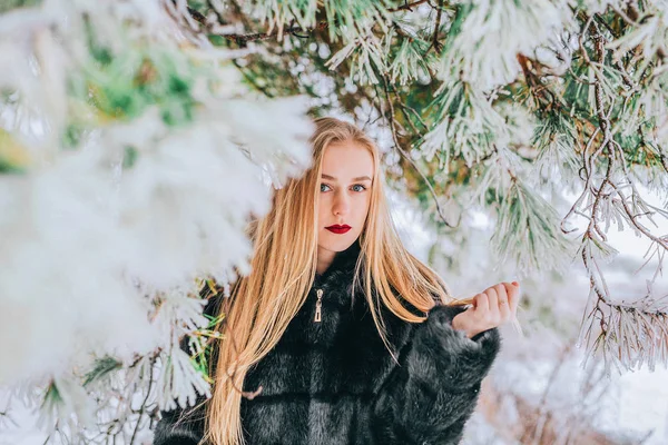 Porträt eines Mädchens mit langen blonden Haaren im verschneiten Wald. Effekt retro Foto, Korn — Stockfoto