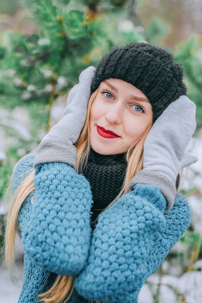 Belle jeune fille blonde au chapeau et mitaines couvre son visage à l'extérieur dans le froid, Effet photo rétro, grain — Photo