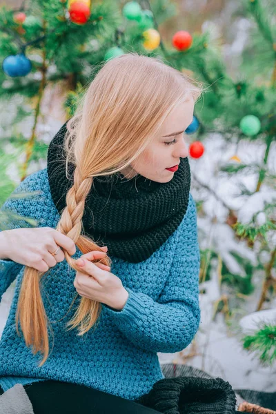 Belle fille blonde tresses tresse, pull tricoté, Journée magique d'hiver, l'effet photo rétro, grain — Photo