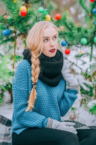 Belle fille blonde tresses tresse, pull tricoté, Journée magique d'hiver, l'effet photo rétro, grain — Photo