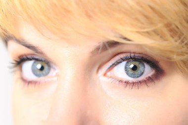 güzel genç kadının gözlerini kapat