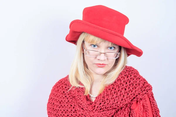 令人惊叹的长发金发鲜红的帽子与针织的围巾美丽积极女子特写肖像 — 图库照片