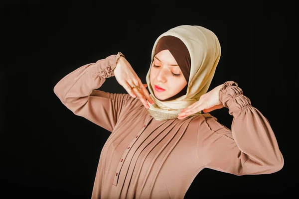 Joven asiático musulmán mujer en cabeza bufanda — Foto de Stock