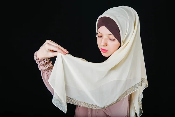 Young Asian Muslim woman in head scarf — Stock Photo, Image