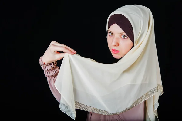 Jovem mulher muçulmana asiática na cabeça lenço com os olhos mágicos — Fotografia de Stock