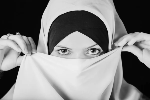 마법의 눈으로 머리 스카프에 젊은 아시아 무슬림 여성 — 스톡 사진