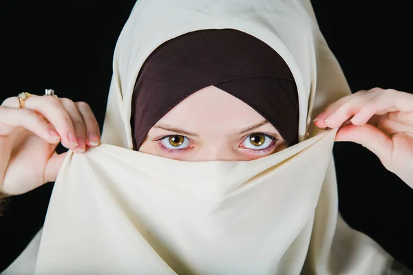 마법의 눈으로 머리 스카프에 젊은 아시아 무슬림 여성 — 스톡 사진