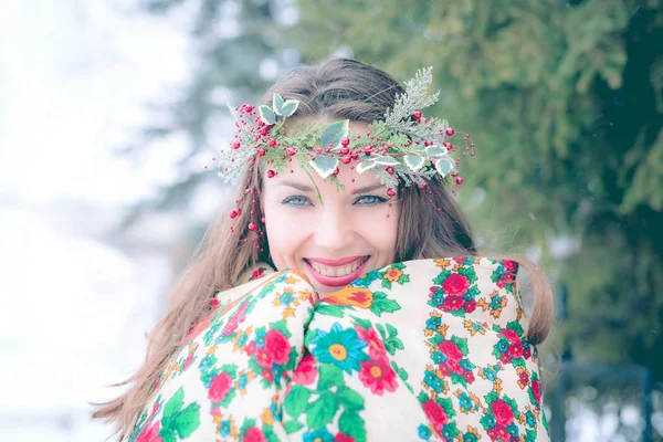 Retrato de cerca de una hermosa joven con una bufanda tradicional rusa o ucraniana en el invierno . —  Fotos de Stock