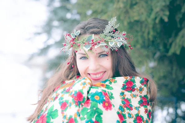 Retrato de cerca de una hermosa joven con una bufanda tradicional rusa o ucraniana en el invierno . —  Fotos de Stock