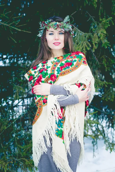 Retrato de close-up de bela jovem com um cachecol tradicional russo ou ucraniano no inverno . — Fotografia de Stock