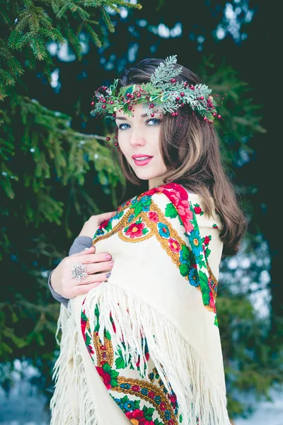 Gros plan portrait de belle jeune fille avec une écharpe traditionnelle russe ou ukrainienne en hiver . — Photo