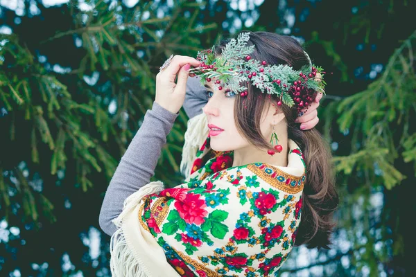 Gros plan portrait de belle jeune fille avec une écharpe traditionnelle russe ou ukrainienne en hiver . — Photo