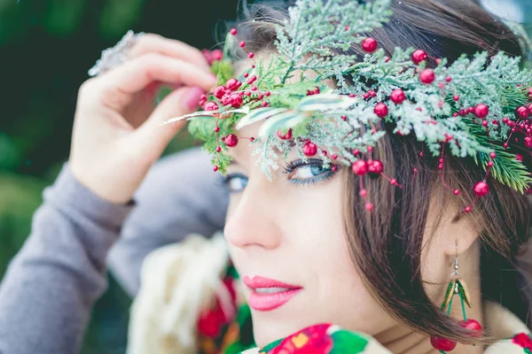 Gros plan portrait de belle jeune fille avec une écharpe traditionnelle russe ou ukrainienne en hiver . — Photo