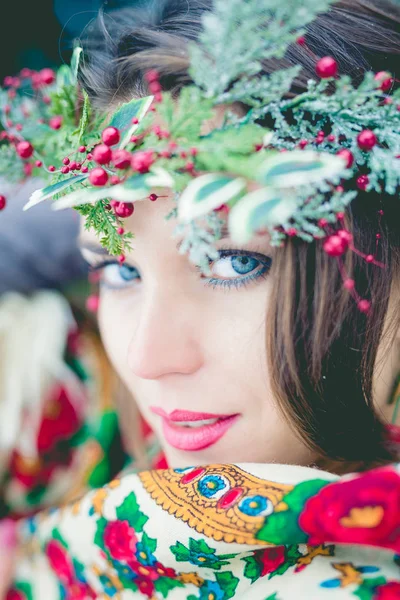 Closeup portret van mooi jong meisje met een traditionele Russische of Oekraïense sjaal in de winter. — Stockfoto