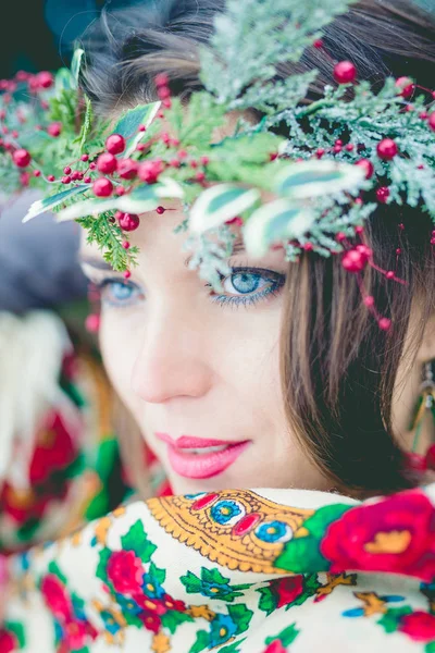 Gros plan portrait de belle jeune fille avec une écharpe traditionnelle russe ou ukrainienne en hiver . — Photo