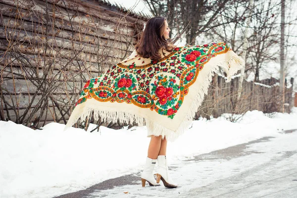 Krásná mladá dívka s tradiční ruský nebo ukrajinský šátek v zimě tančí a oslavuje. — Stock fotografie